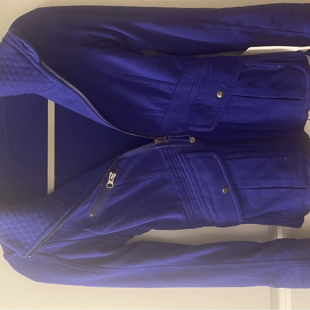 NavyBlue LuluLemon Fall/Winter Jacket Size 4 (small).Never used.Tags attached.